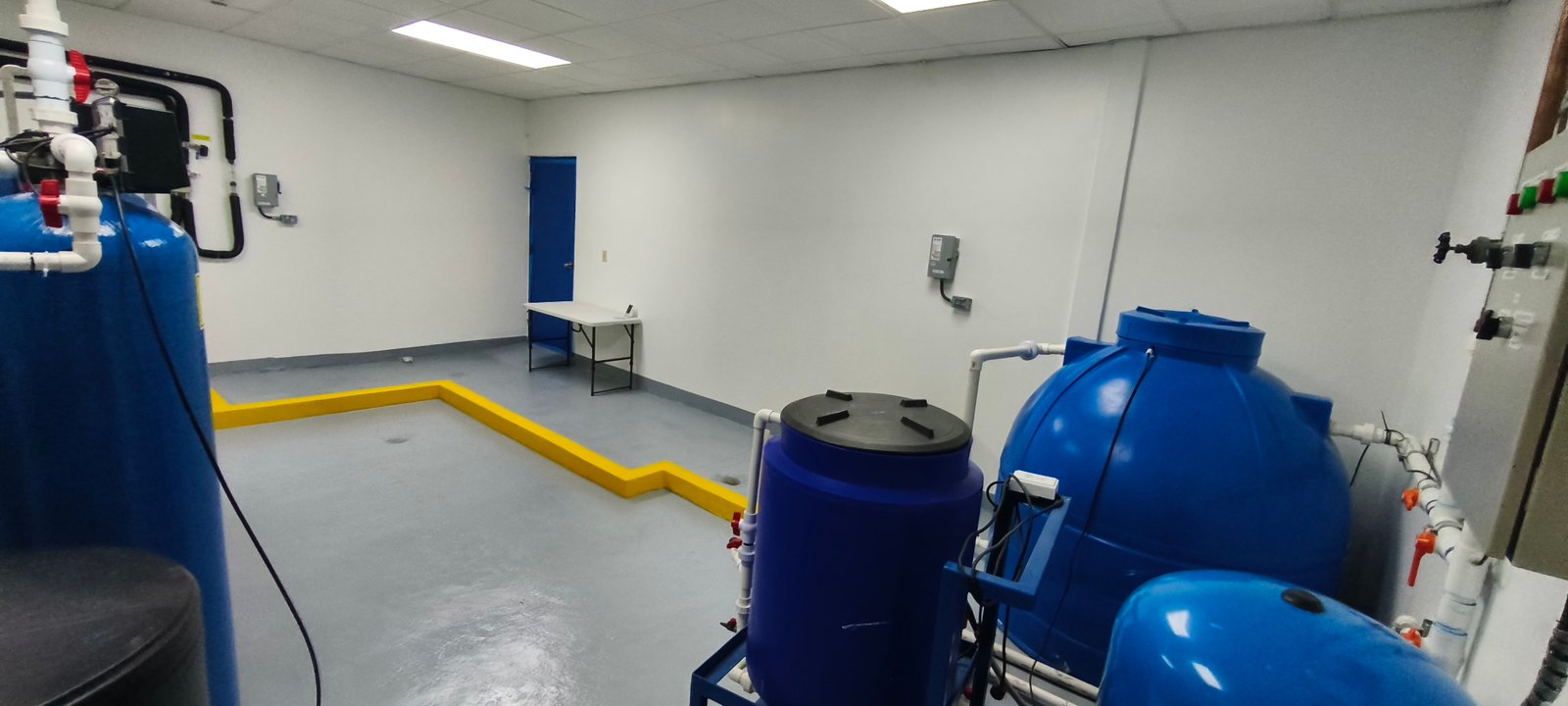 Cuarto de planta de tratamiento de agua con piso epóxico y señalización