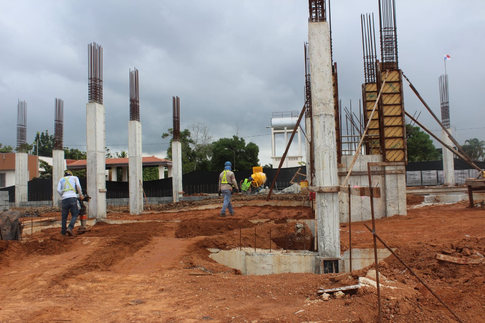 Columnas de concreto armado en obra nueva en Panamá